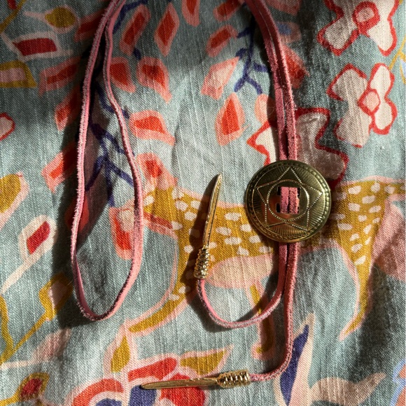 Vintage Concho Bolo Tie – Gold Tone Feather Tips – Pink Suede Cord - Picture 3 of 4